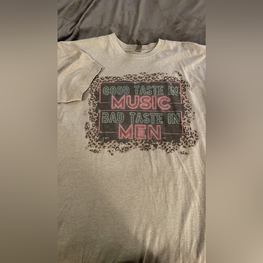 Short sleeve graphic tee size medium. Only worn a few times